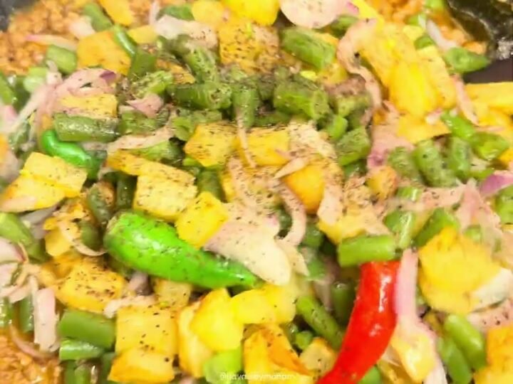 Aloo Qeema Phaliyan (Potato, Mince & Green Beans Curry)